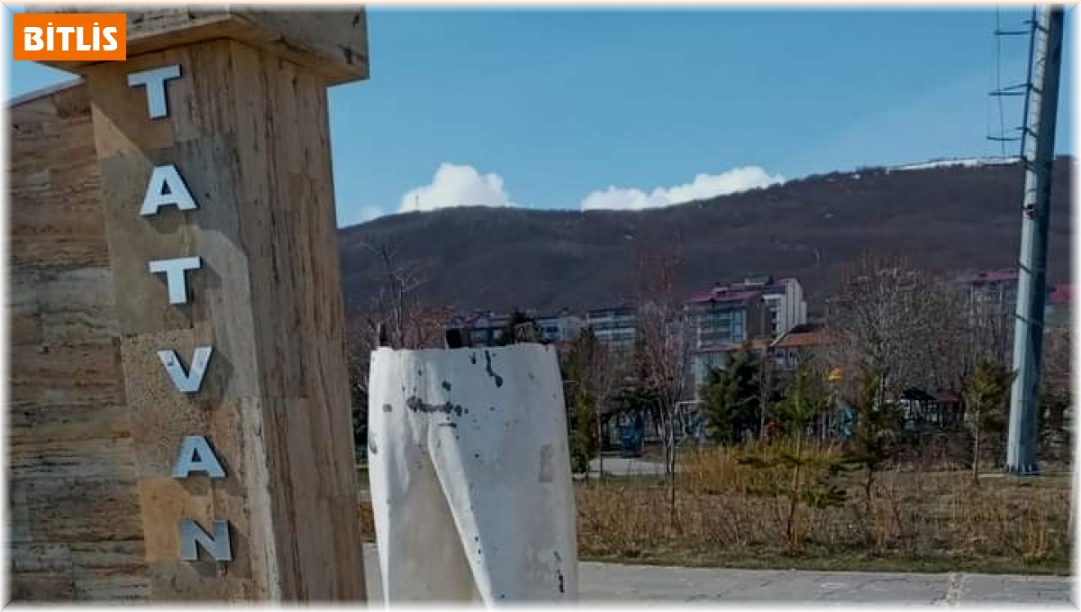 Tatvan'ın simgesi 'Denizci Heykeli' tahrip edildi