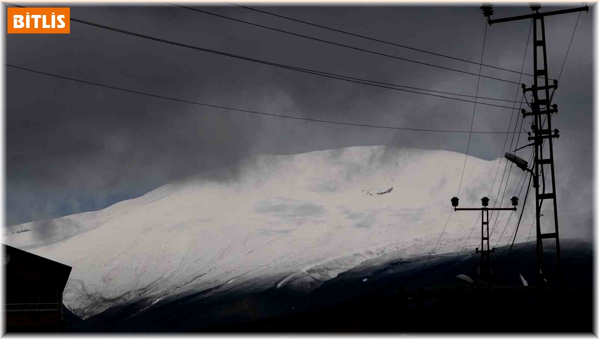 Tatvan'ın yüksek kesimleri beyaza büründü