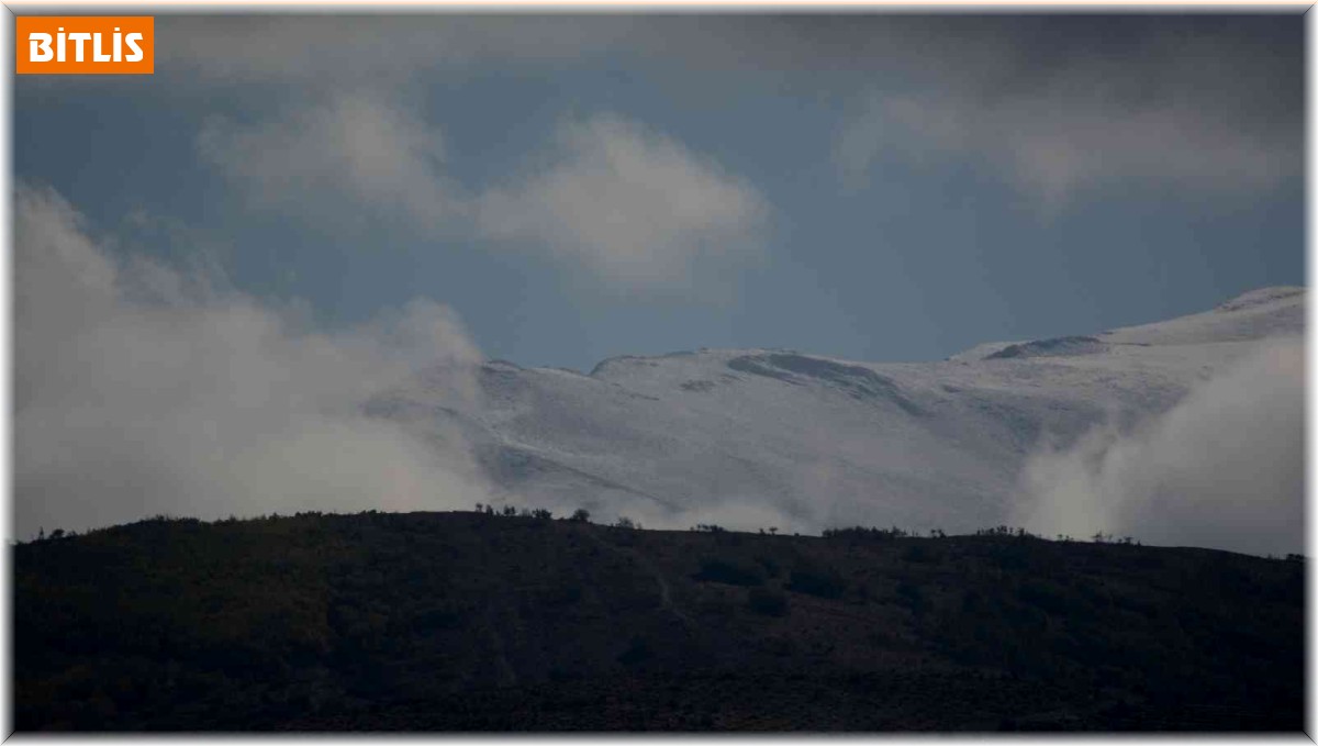 Tatvan'ın yüksek kesimleri beyaza büründü
