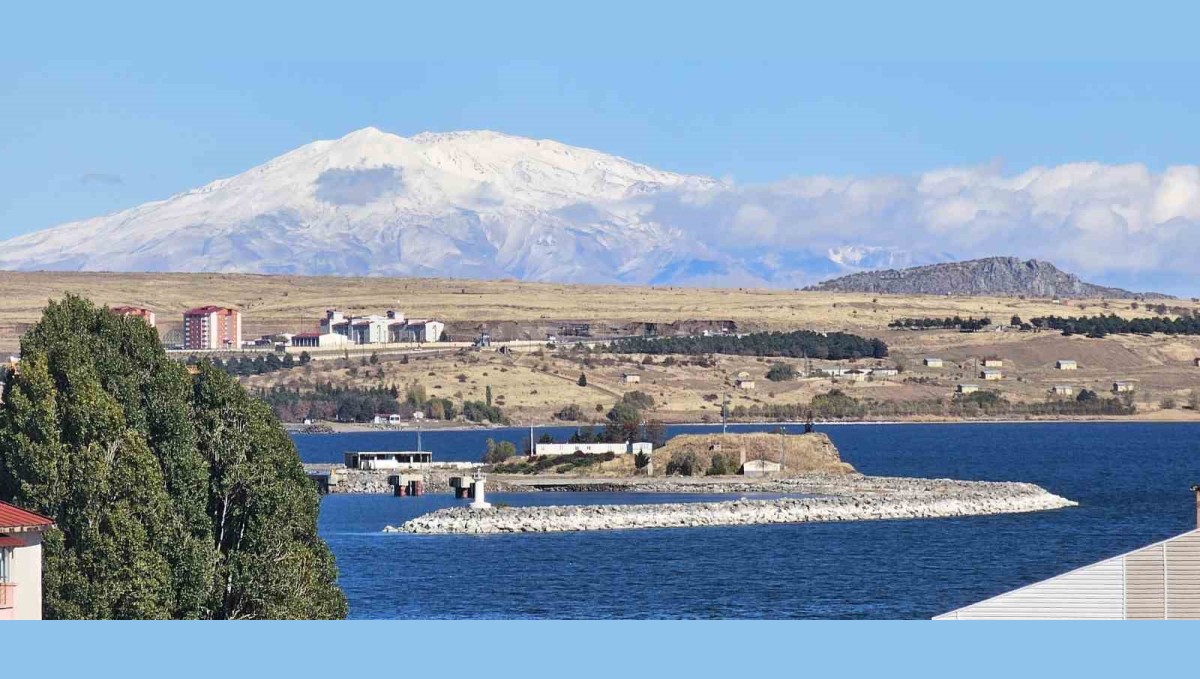 Tatvan'ın yüksek kesimleri beyaza büründü