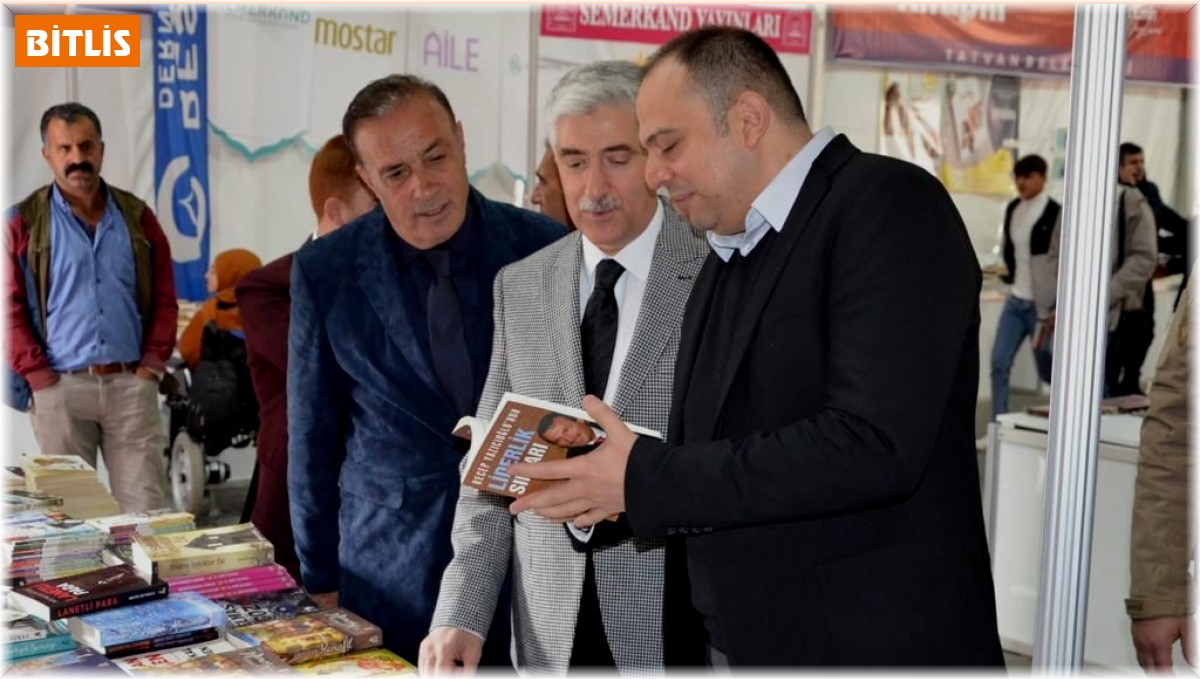 Tatvan Kaymakamı Demir Kitap Fuarı'nı gezdi