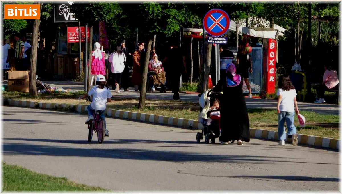 Tatvan sahili tatilcilerin uğrak mekanı oldu