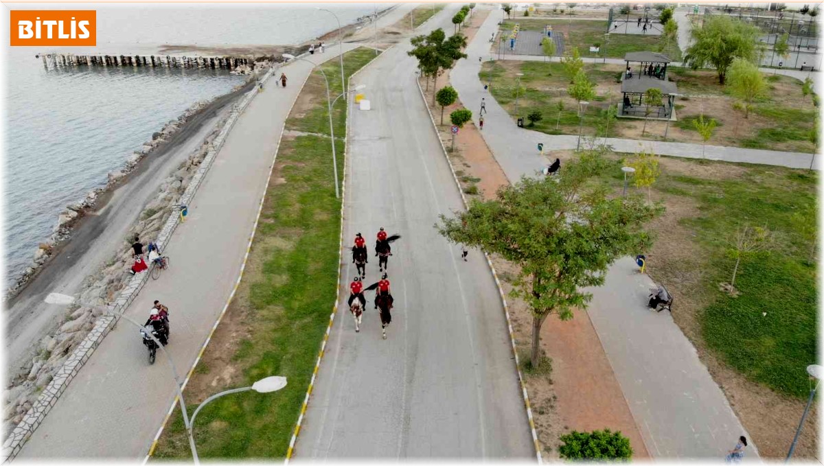 Tatvan sahilinde denetim yapan atlı birliğe yoğun ilgi
