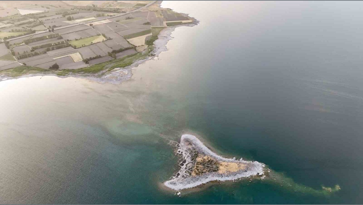 Tatvan sahilinde mikrobiyalit ve adacıklar ortaya çıktı