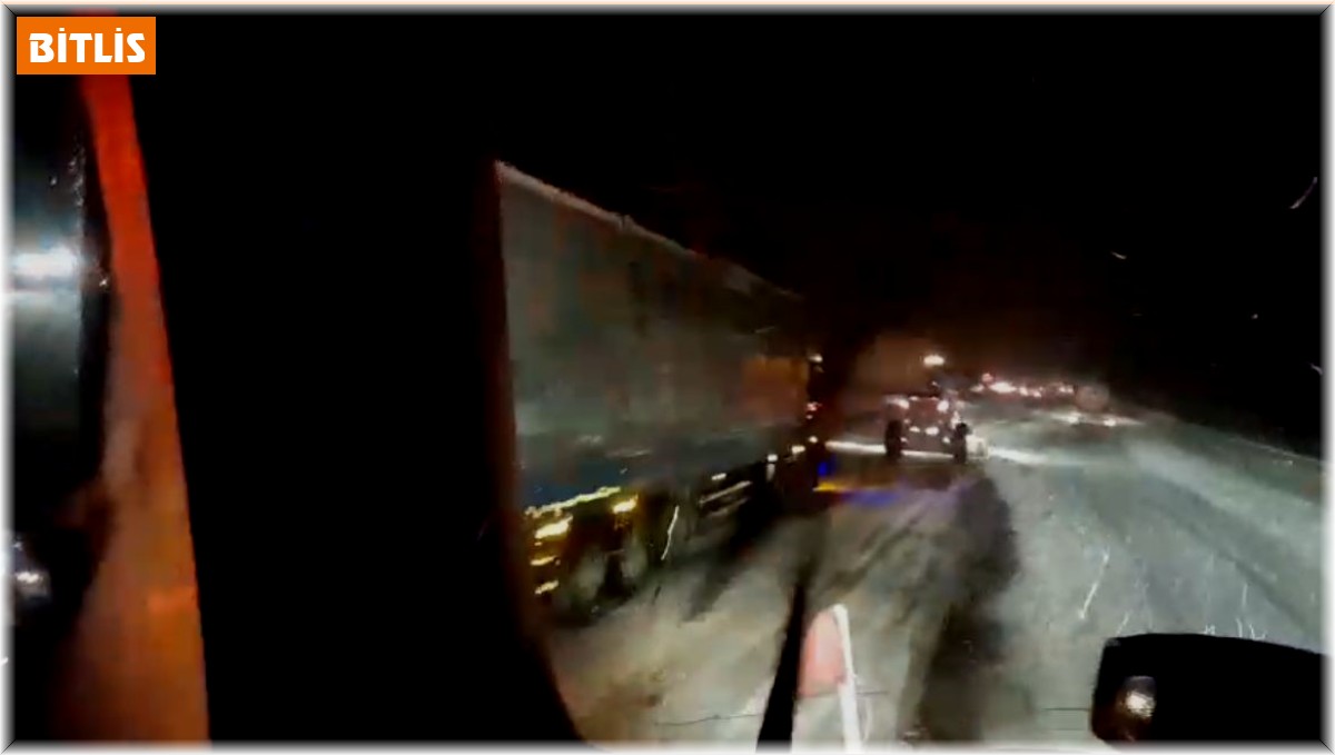 Tatvan-Van kara yolunda mahsur kalanlar kurtarıldı