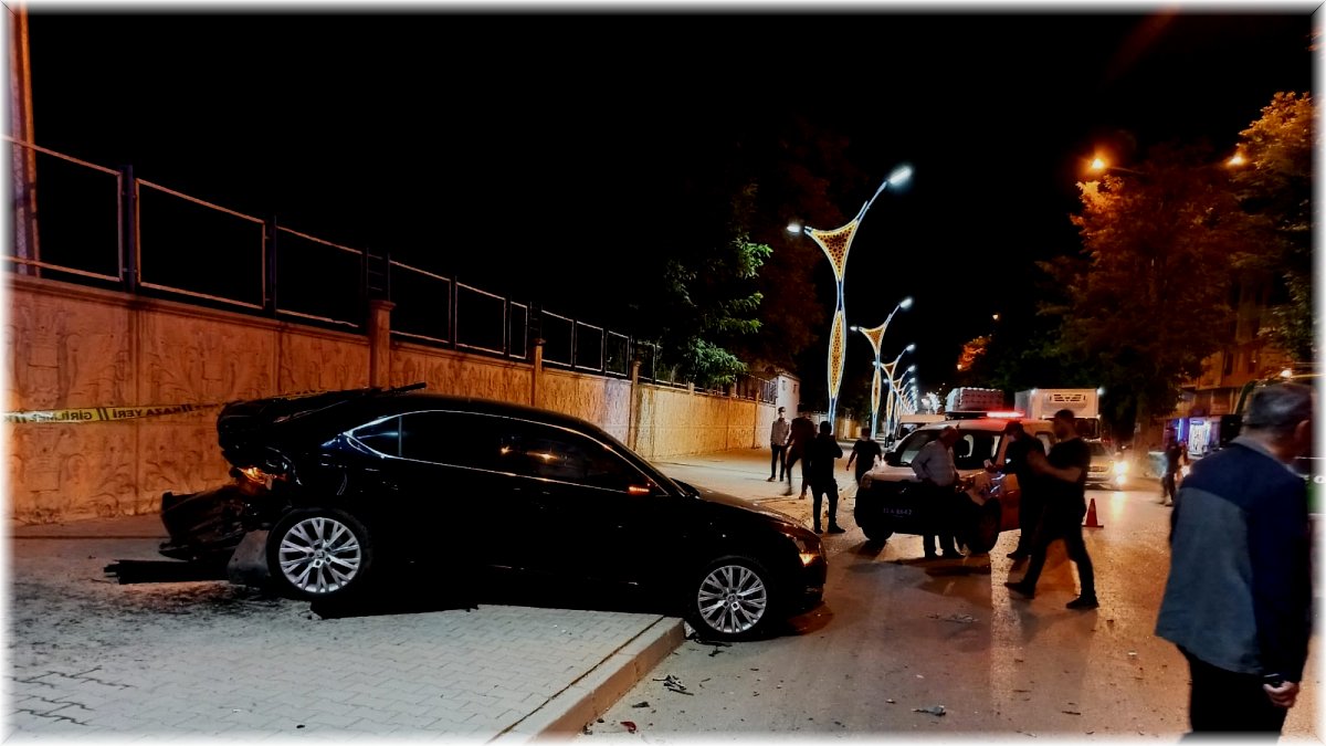 Tatvan’da trafik kazası; 3 yaralı