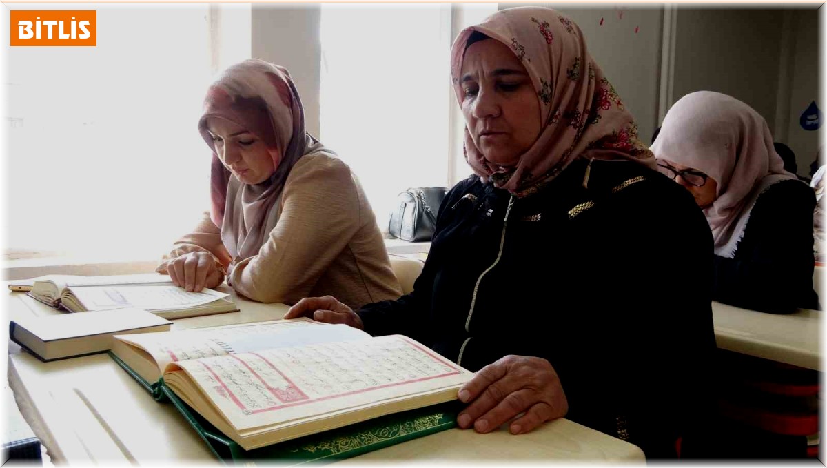 Tatvanlı ev kadınları Kur'an-ı Kerim'i öğreniyor