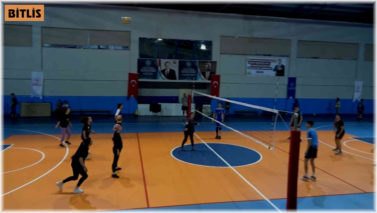 Tatvanlı gençler voleybol oynayarak stres atıyor