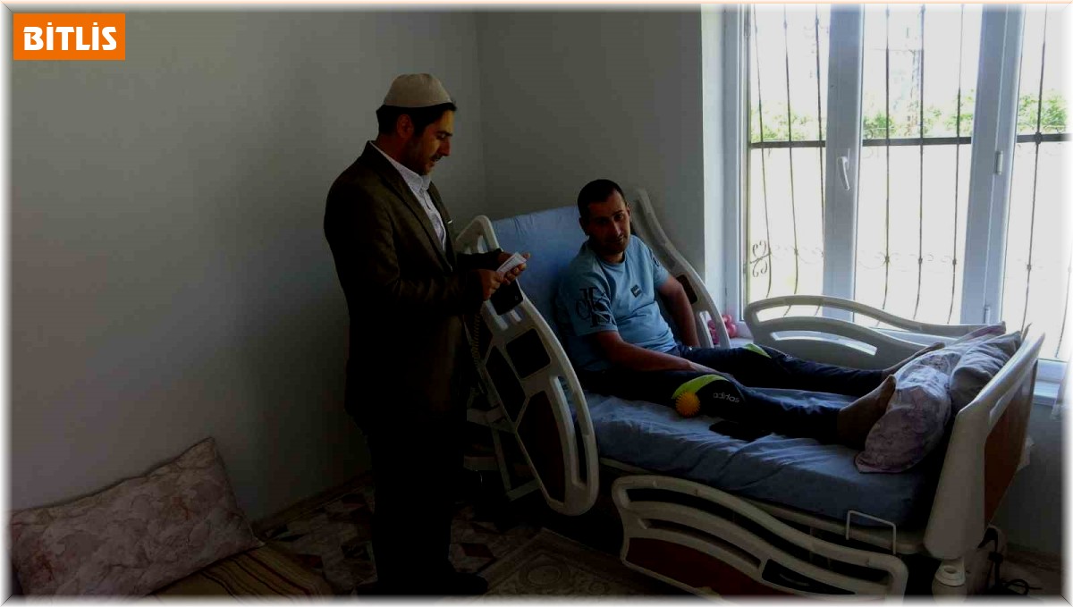 Tatvanlı imam camiye gelemeyen engelli vatandaşların evlerine giderek hutbe okuyor