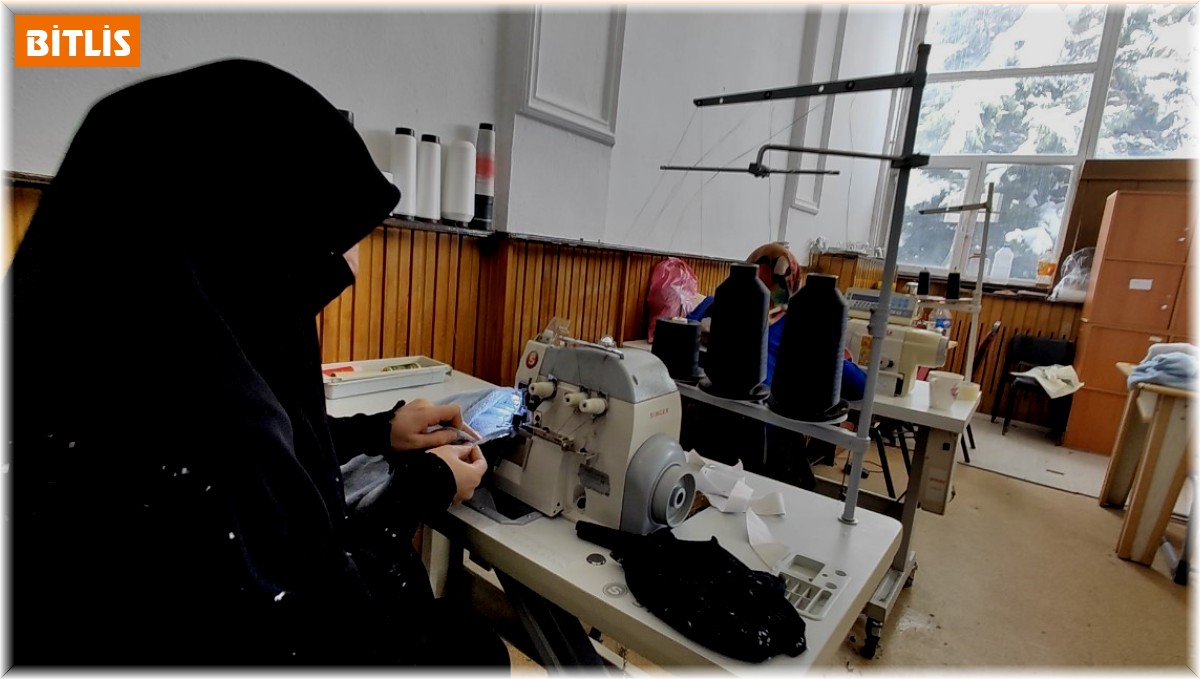 Tatvanlı kadınlar depremzedeler için kışlık kıyafet dikiyor