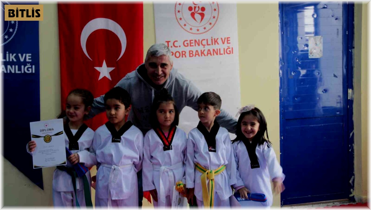 Tatvanlı minik tekvandocular kuşak bağladı