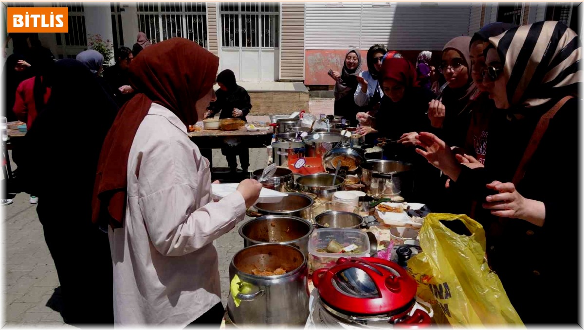 Tatvanlı öğrenciler Filistin yararına hayır kampanyası düzenledi