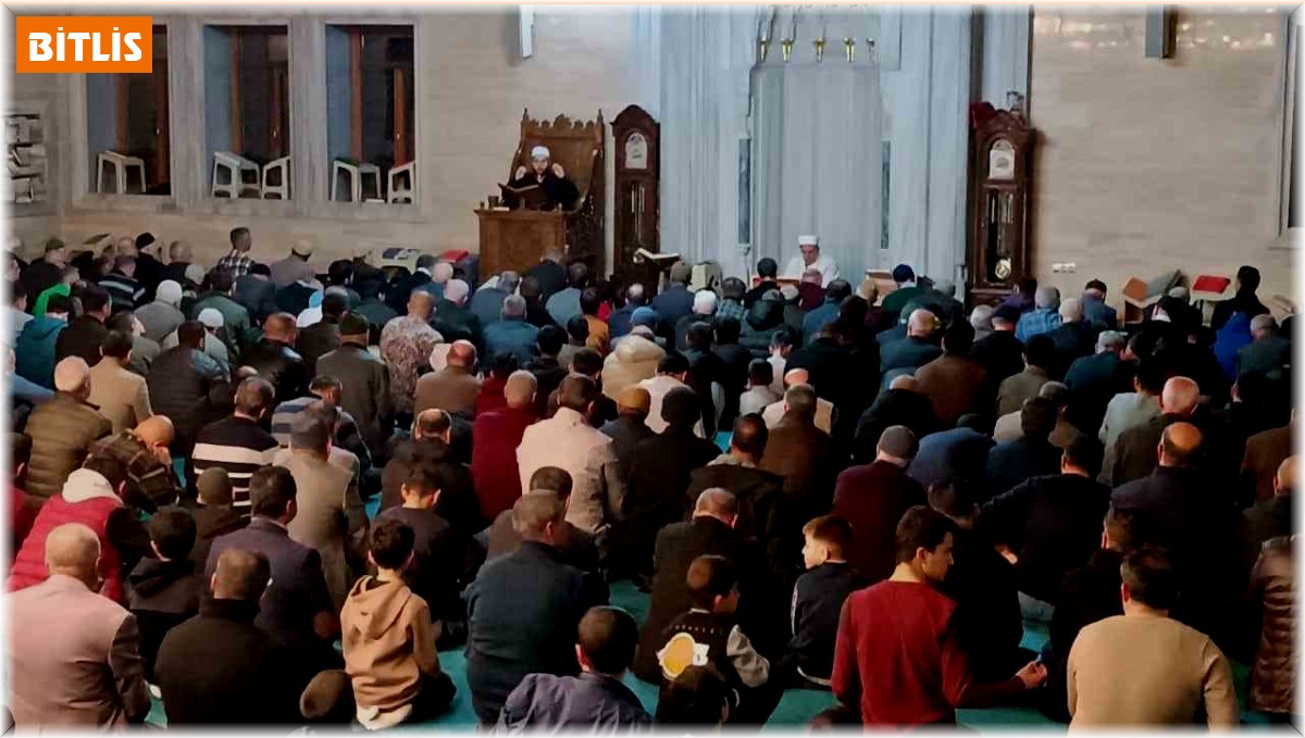 Tatvanlılar Kadir Gecesi'nde camilere akın etti