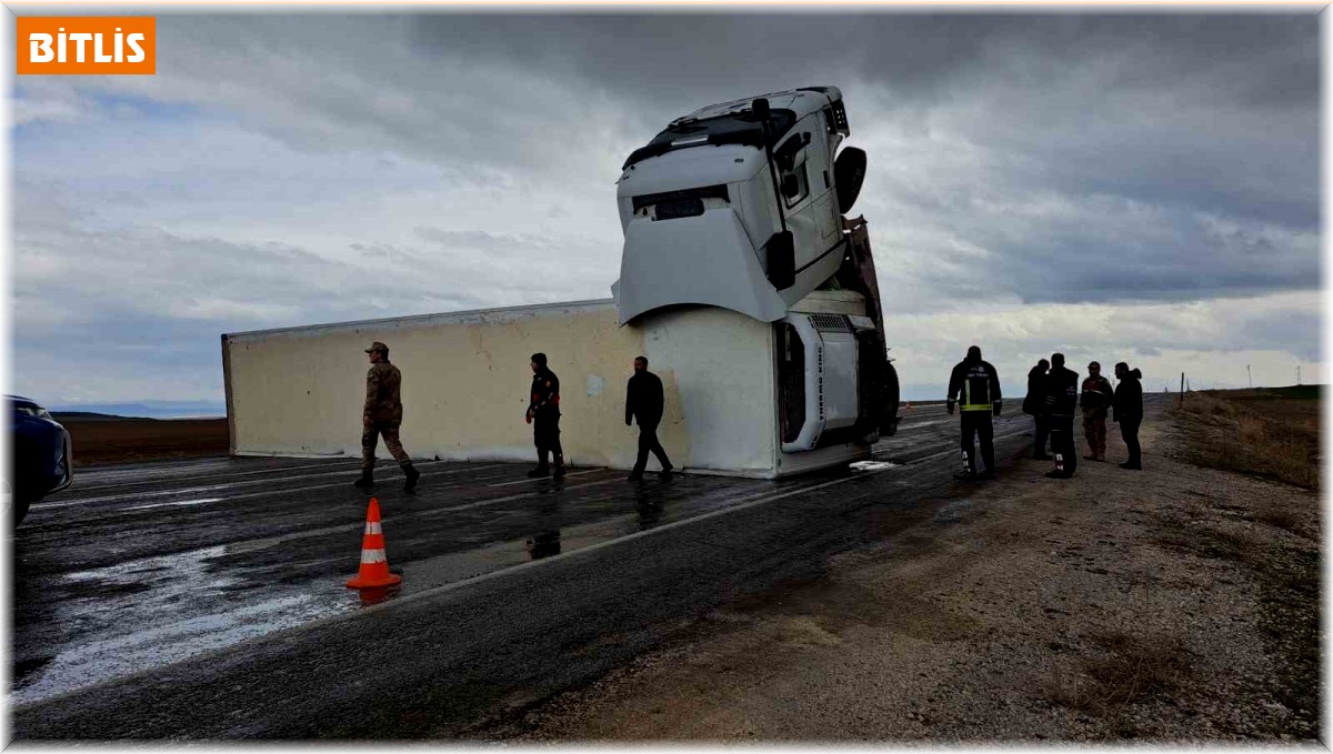 Tavuk eti yüklü tır yan yattı