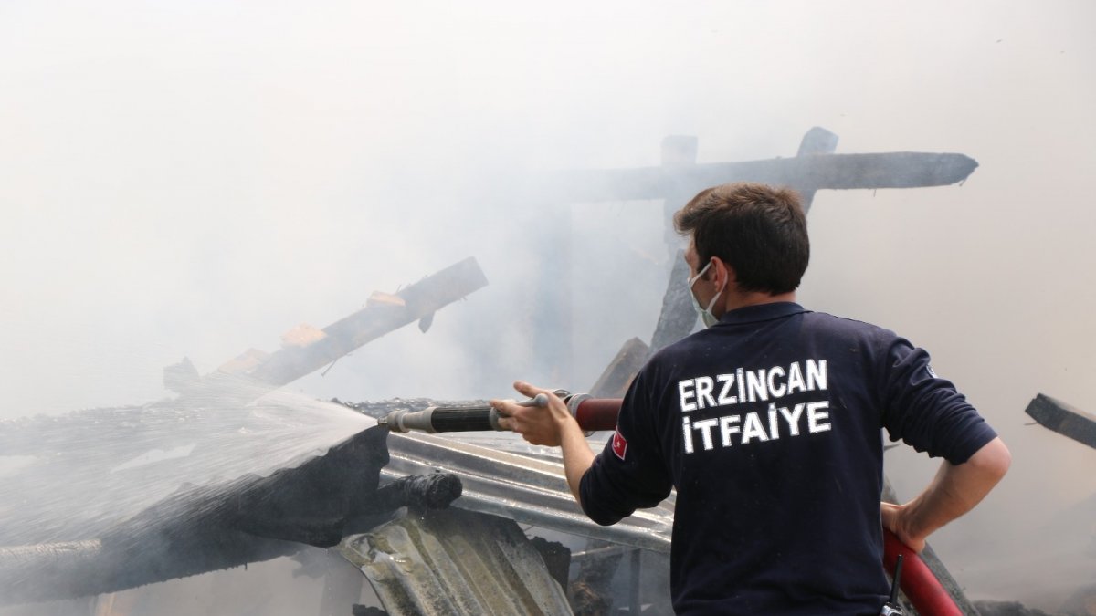 Tavuk kümesi olarak kullanılan ahşap ev yanarak kül oldu