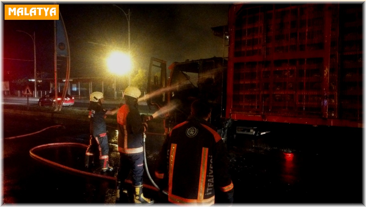 Tavuk yüklü tırda korkutan yangın