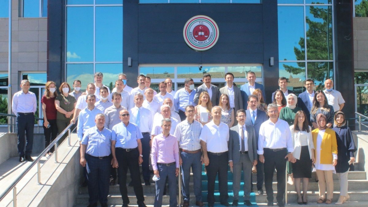 Tayini çıkan hakim adliye önünde görev yaptığı arkadaşları tarafından uğurlandı