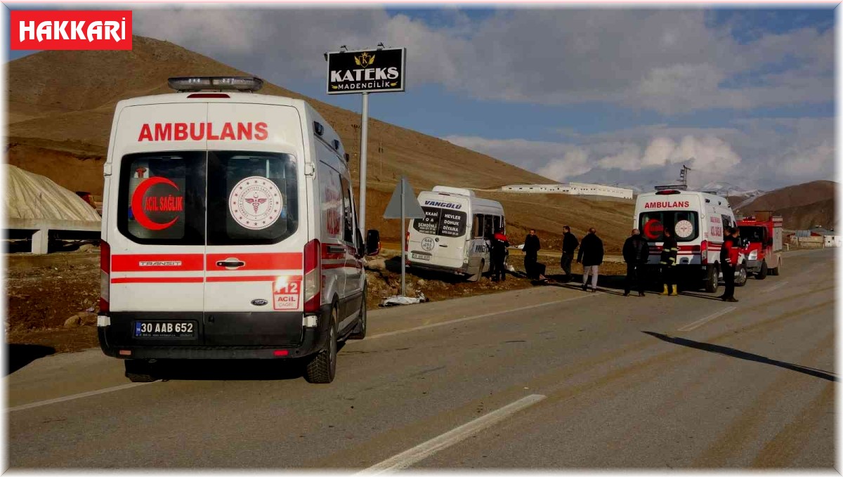 Taziyeye gidenleri taşıyan minibüsle kamyonet çarpıştı: 10 yaralı