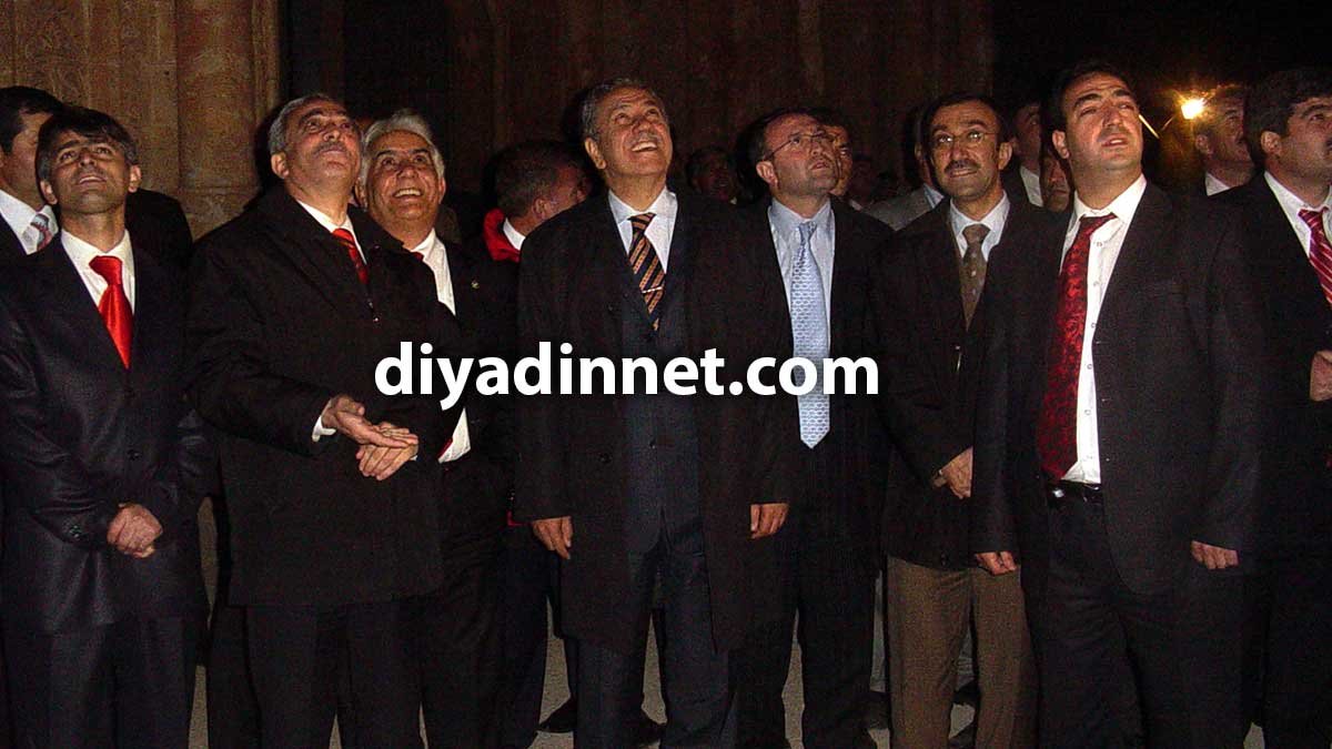 TBMM Başkanı Arınç Doğubayazıt İshak Paşa Sarayı'nda şiir dinletisine katıldı