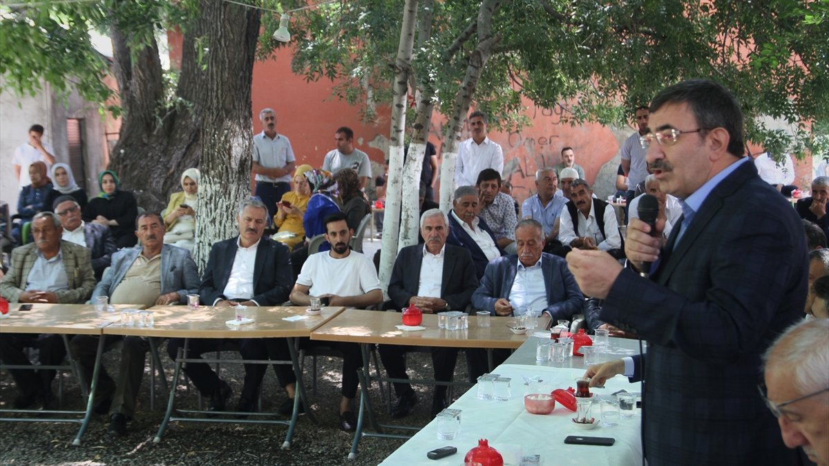 TBMM Plan ve Bütçe Komisyonu Başkanı Yılmaz, Bingöl'de vatandaşlarla bayramlaştı