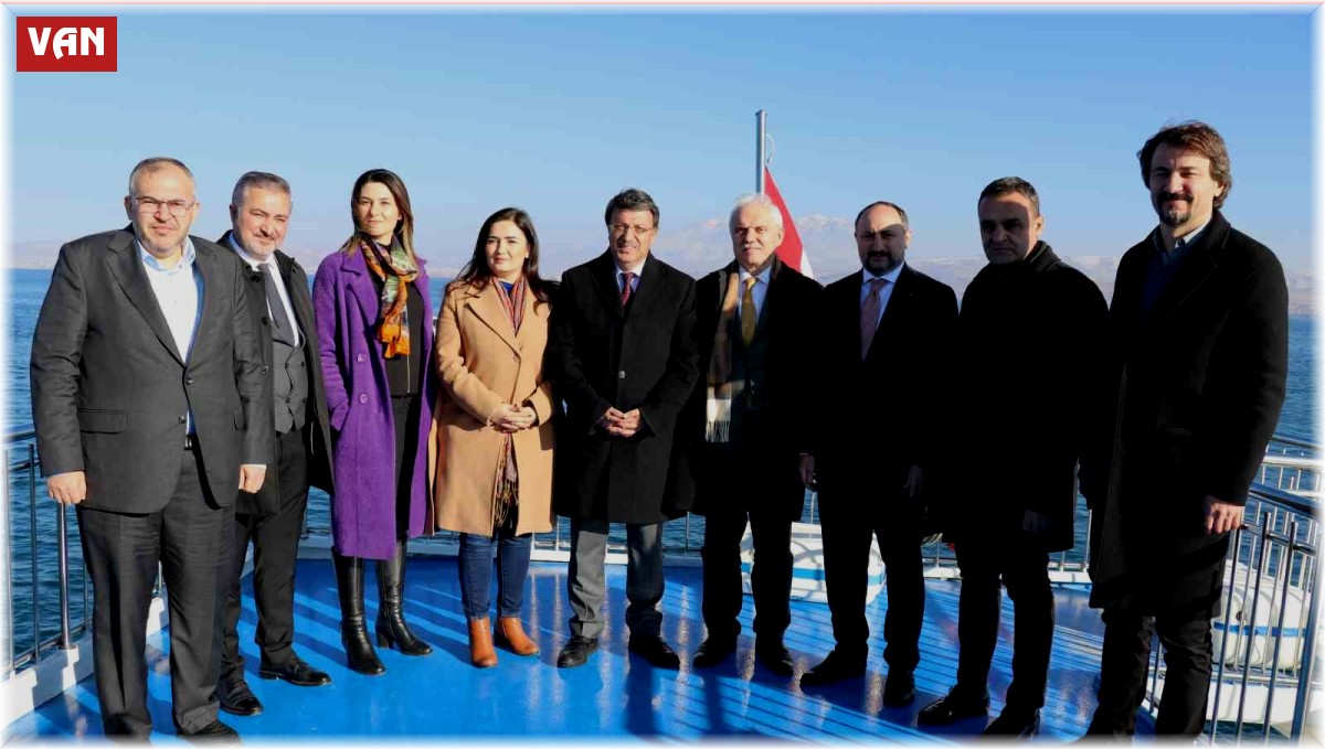 TBMM Su Ürünleri Araştırma Komisyonu üyeleri, Van Gölü'ne ağ atan balıkçıları ziyaret etti