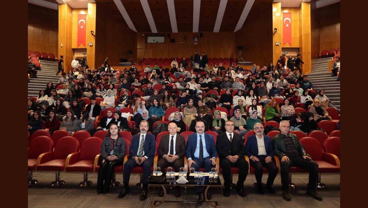 TEDXATATÜRKUNİVERSİTY "Perde" temasıyla katılımcılarla buluştu