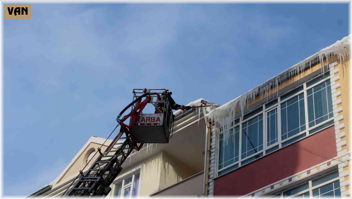 Tehlike saçan buz kütleleri temizlendi