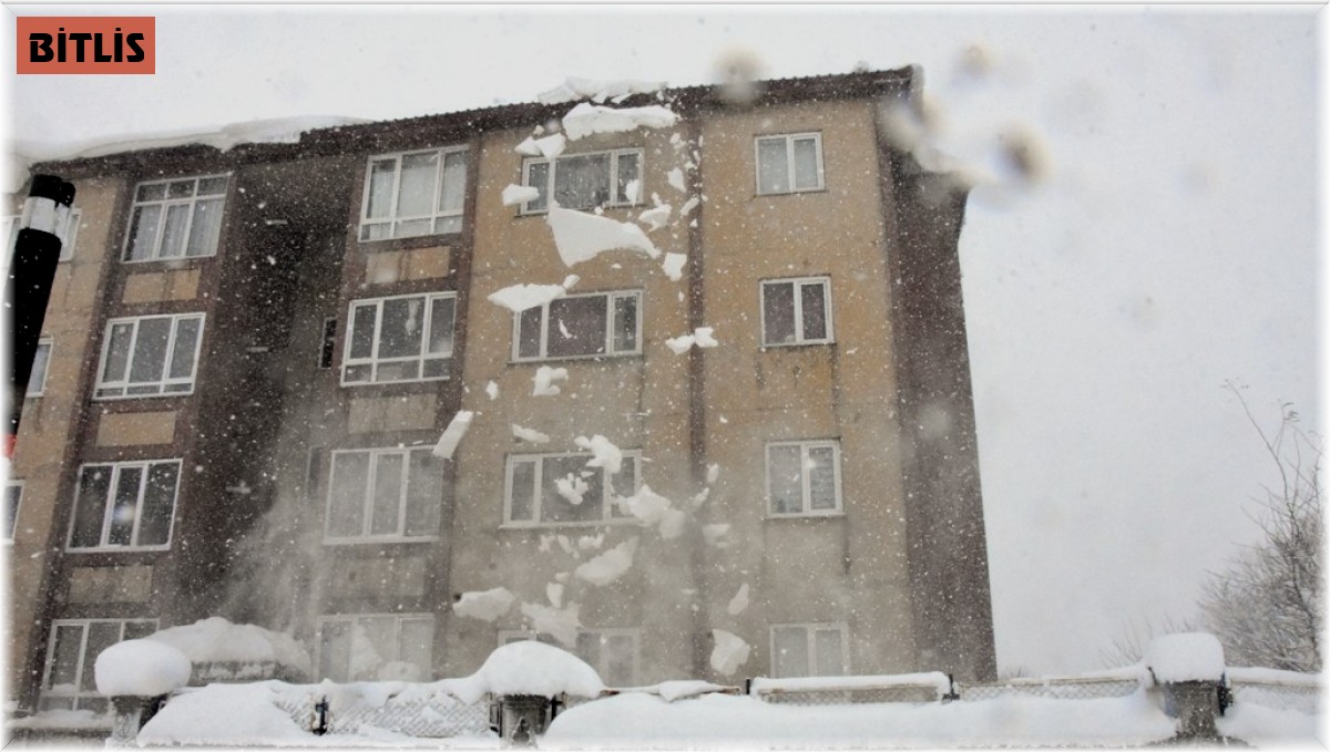Tek katlı evler ve yön tabelaları kara gömüldü