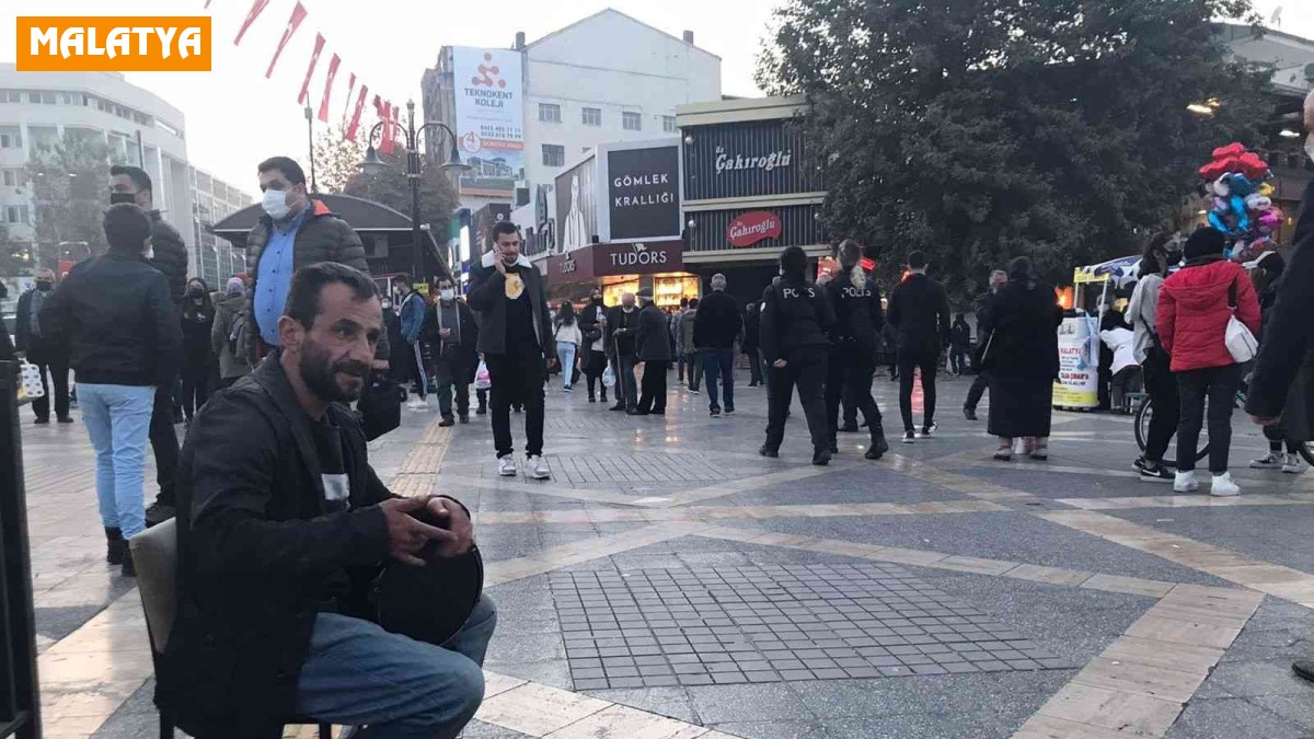 Tek kişilik sokak müzisyeni pandemide moral yükseltiyor