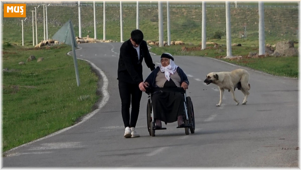 Tek manzarası tavan olan kadın, 10 yıl sonra köy meydanına çıktı