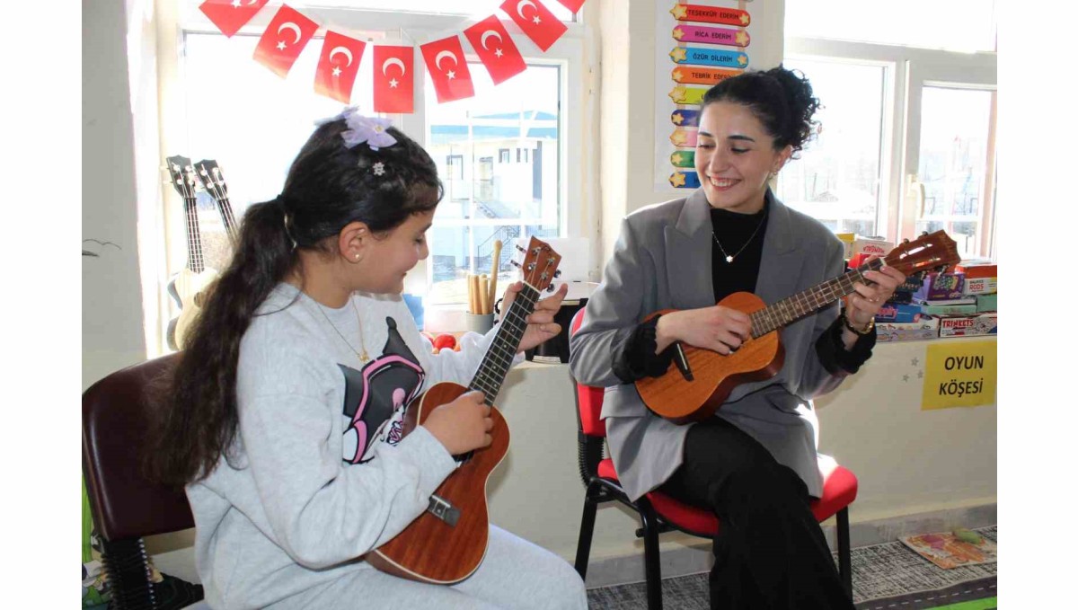 Tek öğretmen, dört öğrenci: Köy okuluna yürek ısıtan dokunuş