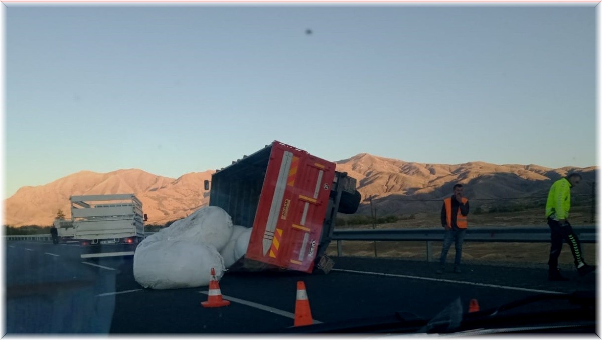 Tekeri çıkan küspe yüklü römork yan yattı