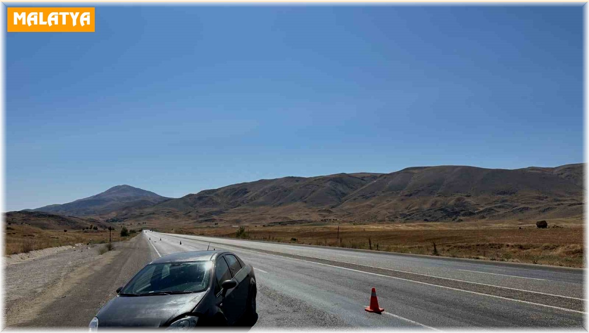 Tekeri patlayan otomobil su kanalına düştü