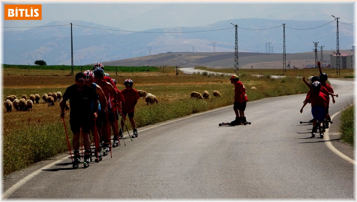 Tekerlekli kayak sporcuları köy yolunda yarışlara hazırlanıyor