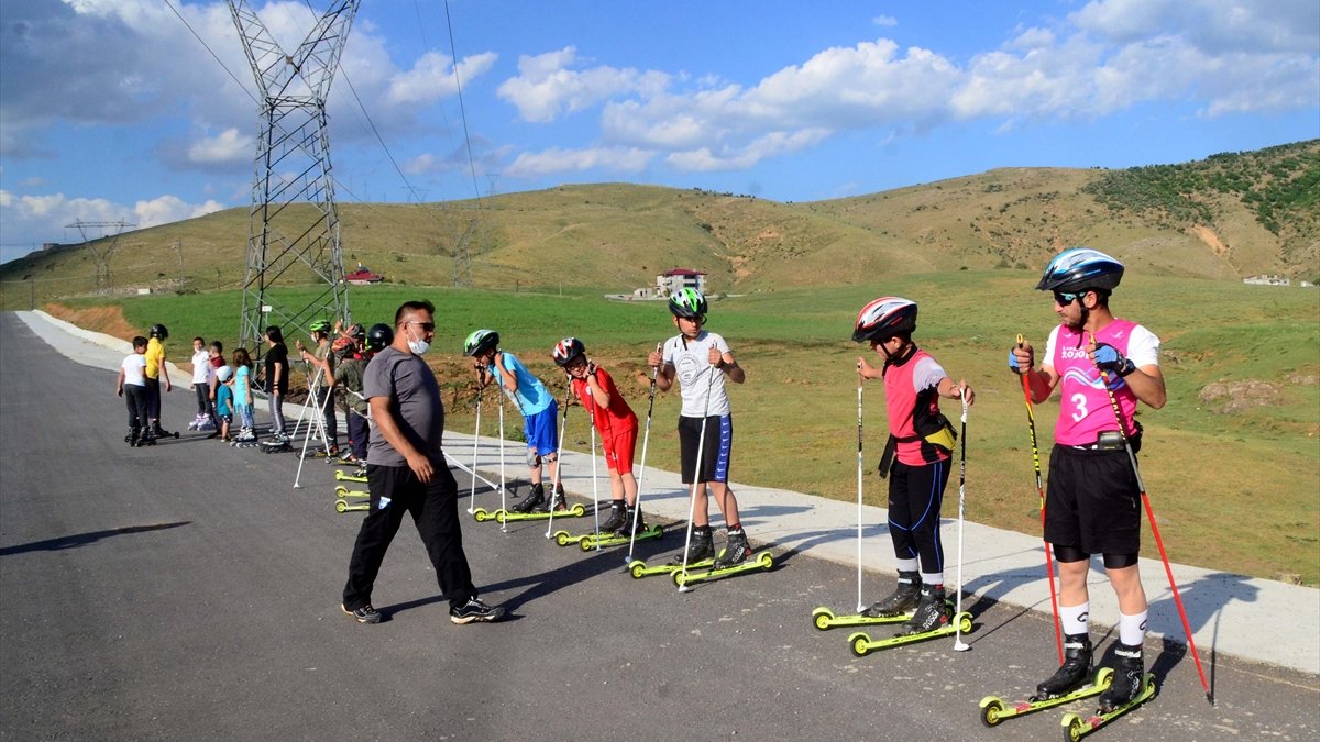 Tekerlekli kayakçılar çevre yolunda antrenman yaparak yarışlara hazırlanıyor