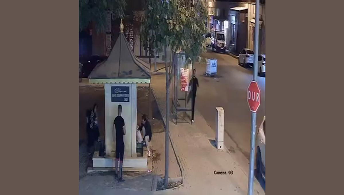 Tekmeyle otobüs durağının camını kırdı