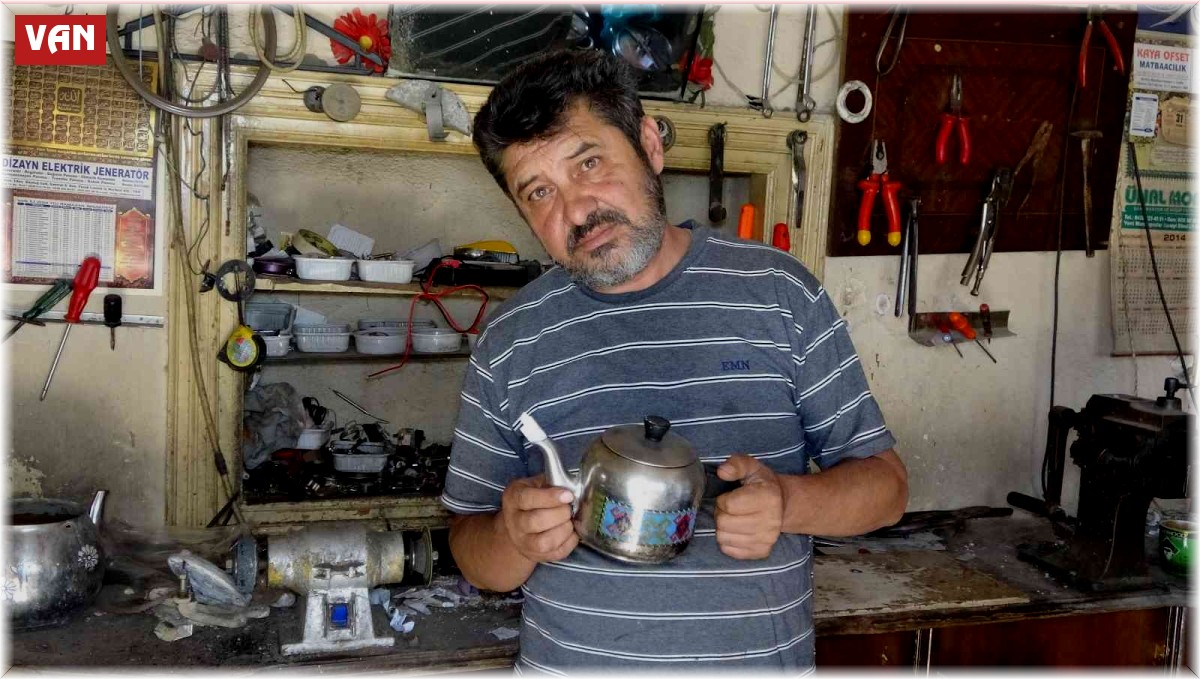 Teknolojiye direnen 'demlikçilik' mesleğini sürdürüyor