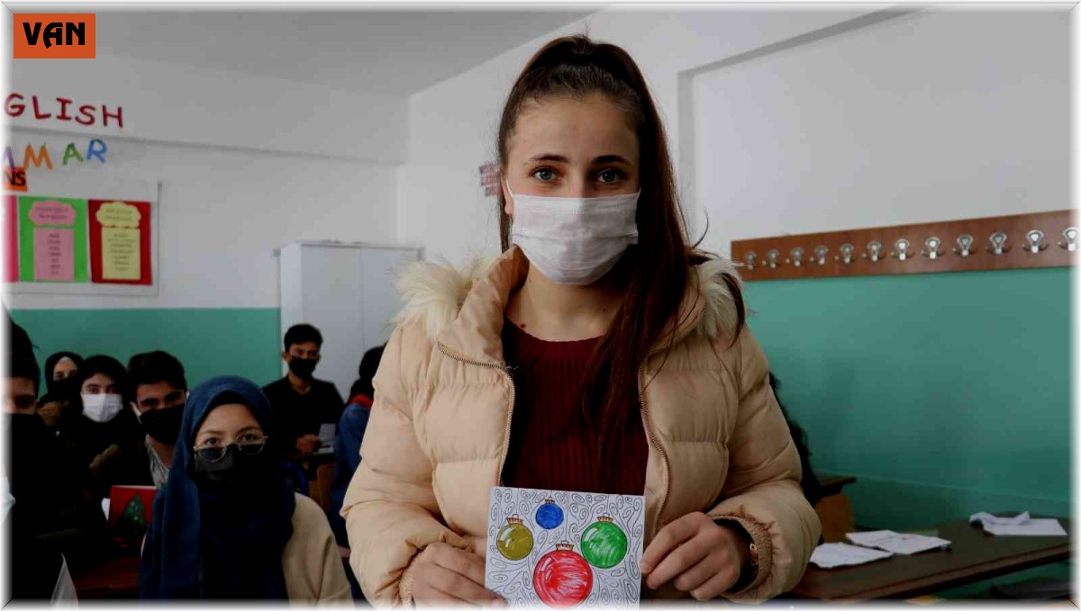 Teknolojiye inat mektupla sınırları aştılar