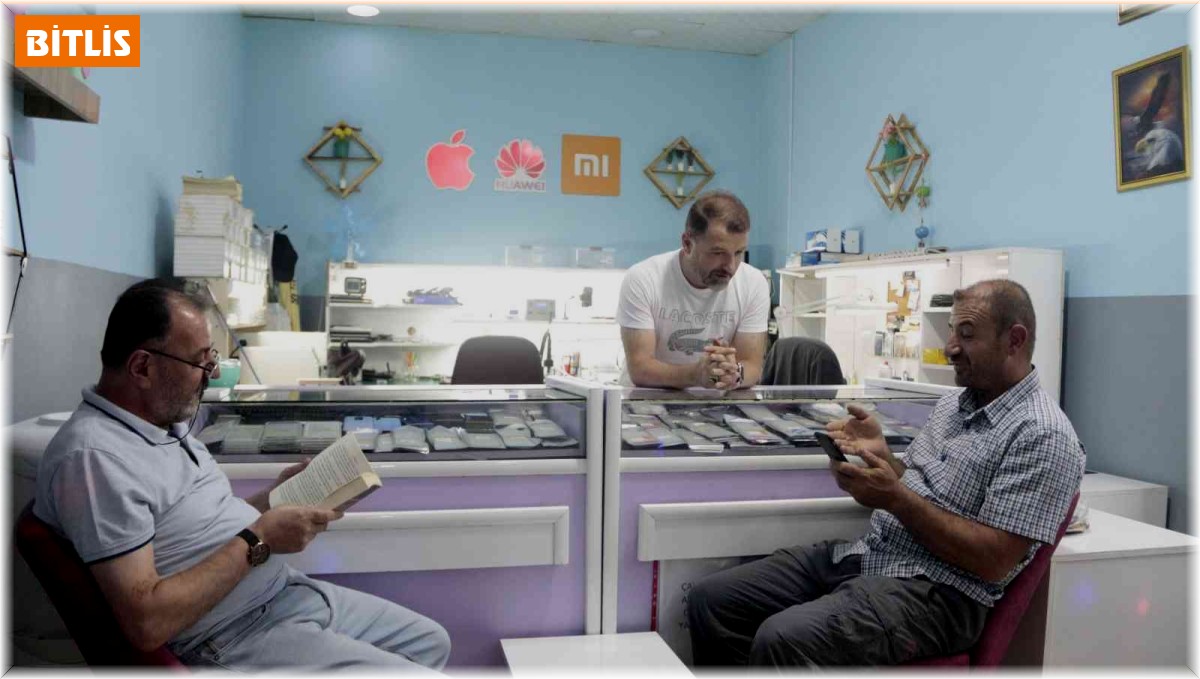 Telefon tamiri için gelen müşterilerine kitap okutuyor