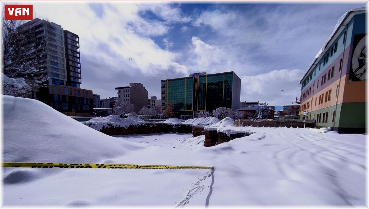 Temel kazısında insan kemikleri çıkan okulun inşaatı durduruldu