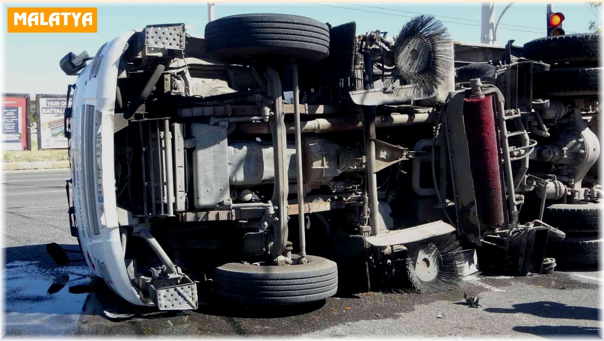 Temizlik aracı ile otomobil çarpıştı: 4 yaralı