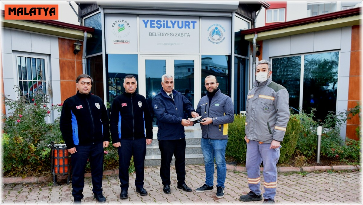 Temizlik görevlisi, yerde bulduğu cüzdanı sahibine teslim etti