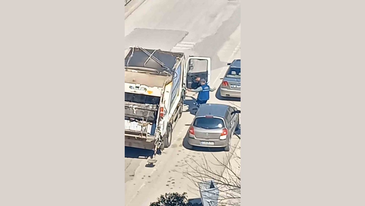 Temizlik işçilerinden tebessüm ettiren halay