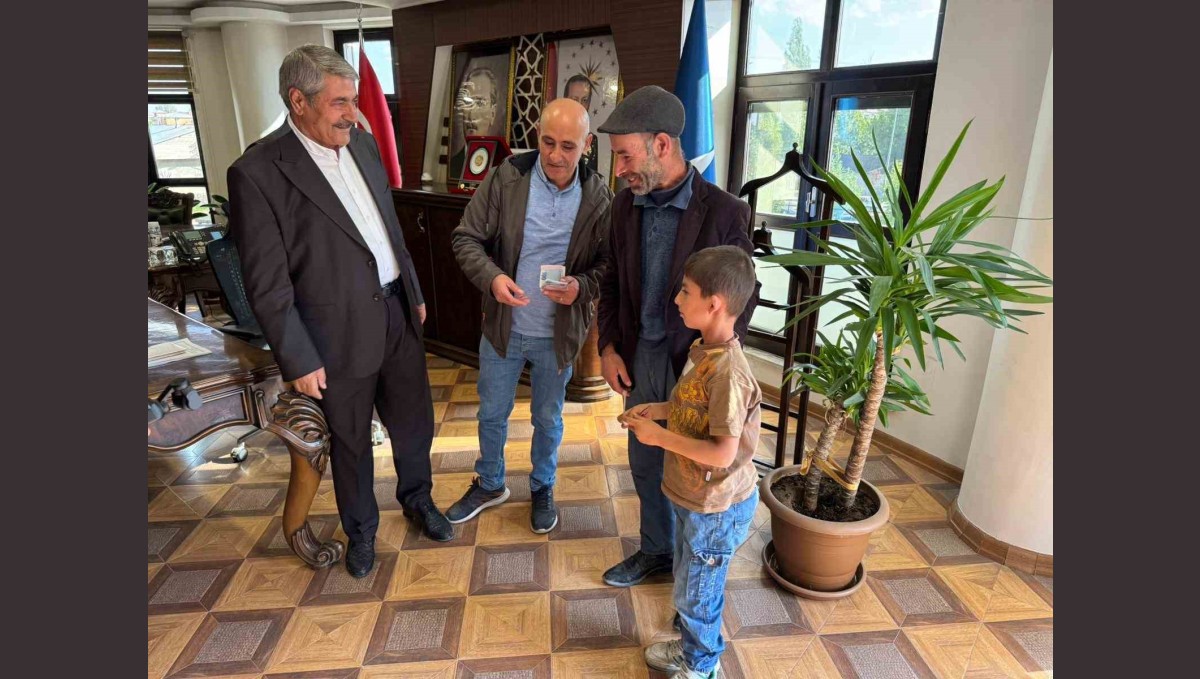 Temizlik personeli buldu, başkan teslim etti: İşçinin dürüstlüğü takdir topladı