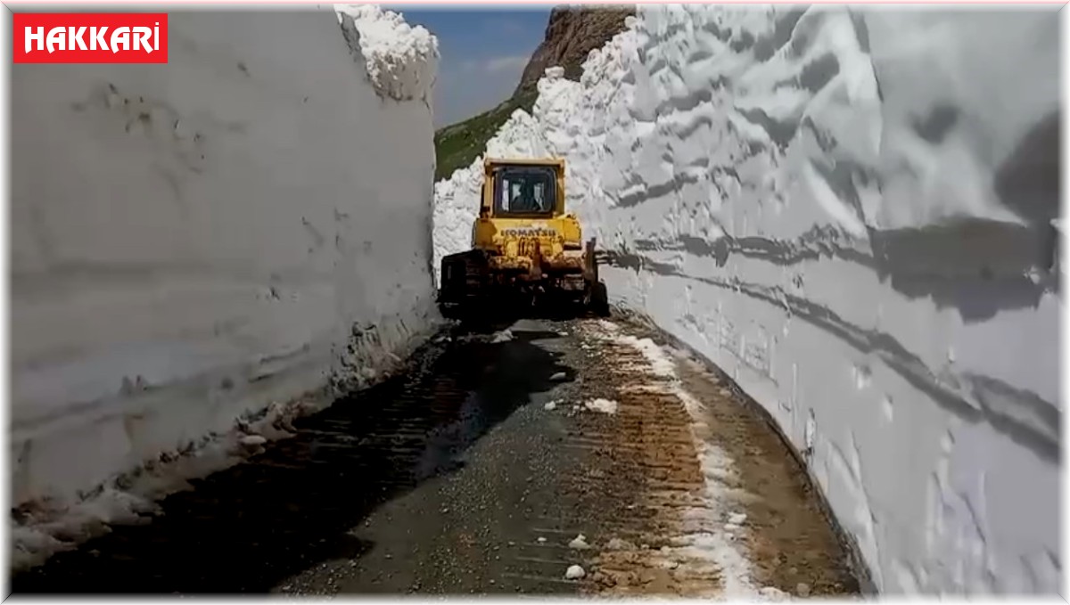 Temmuz ayında 8 metrelik karda yol açma çalışması