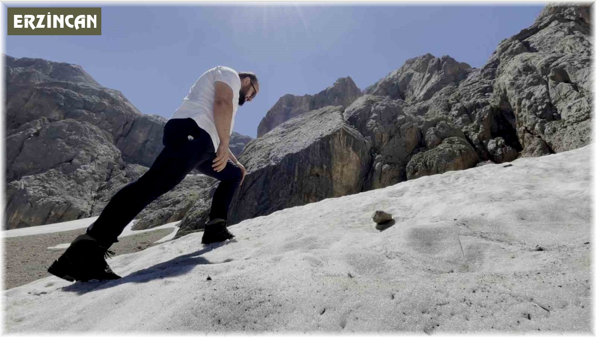 Temmuz ayında karlı yamaçları tırmandılar, buz gibi suya girerek serinlediler