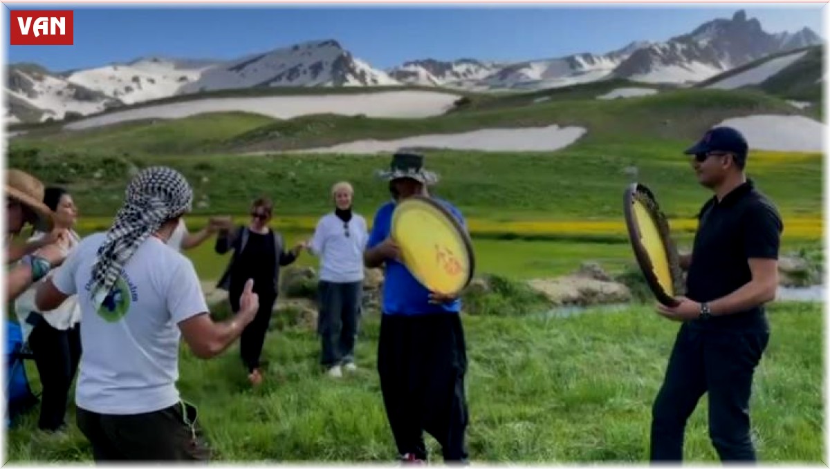Temmuz'un ilk gününde karda kayıp karlı pekmez yediler
