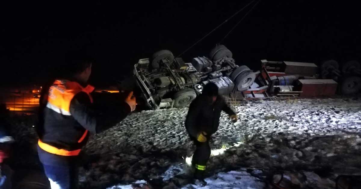 Tendürek Geçidi'nde tır şarampole yuvarlandı: 1 ölü