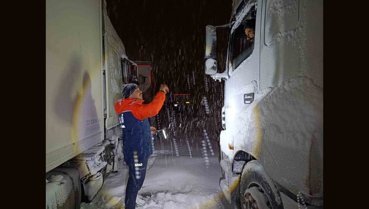 Tendürek'te tipi nedeniyle onlarca araç yolda kaldı