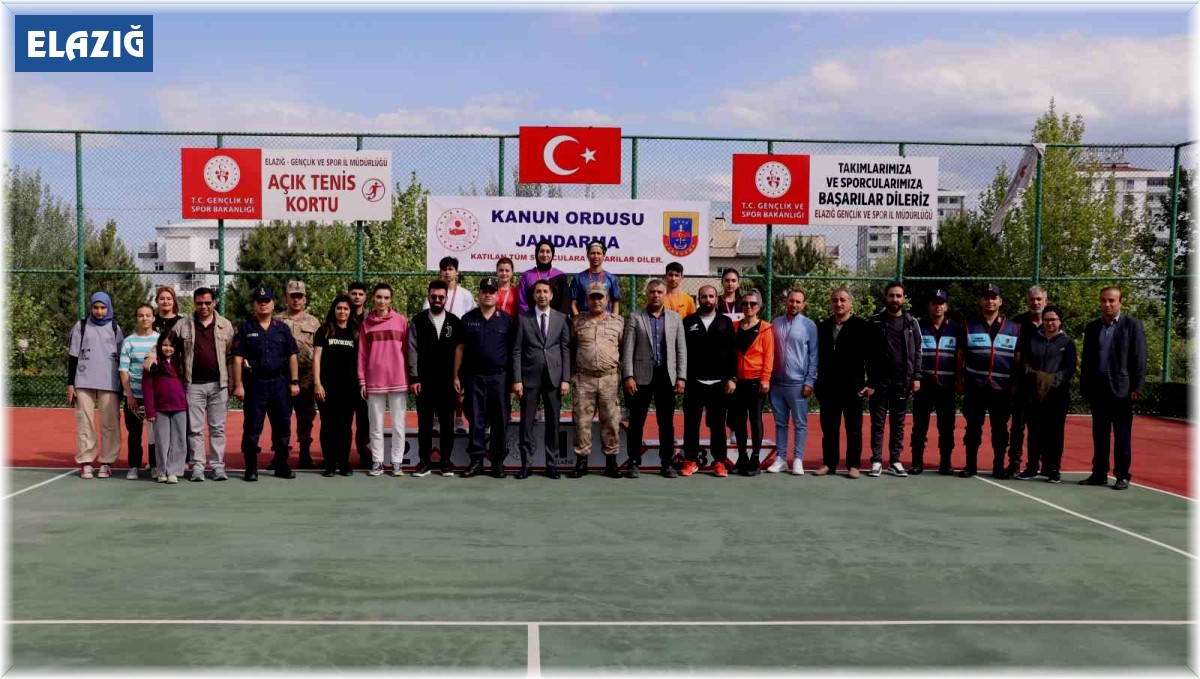 Tenis turnuvasında derece girenlere ödülleri verildi